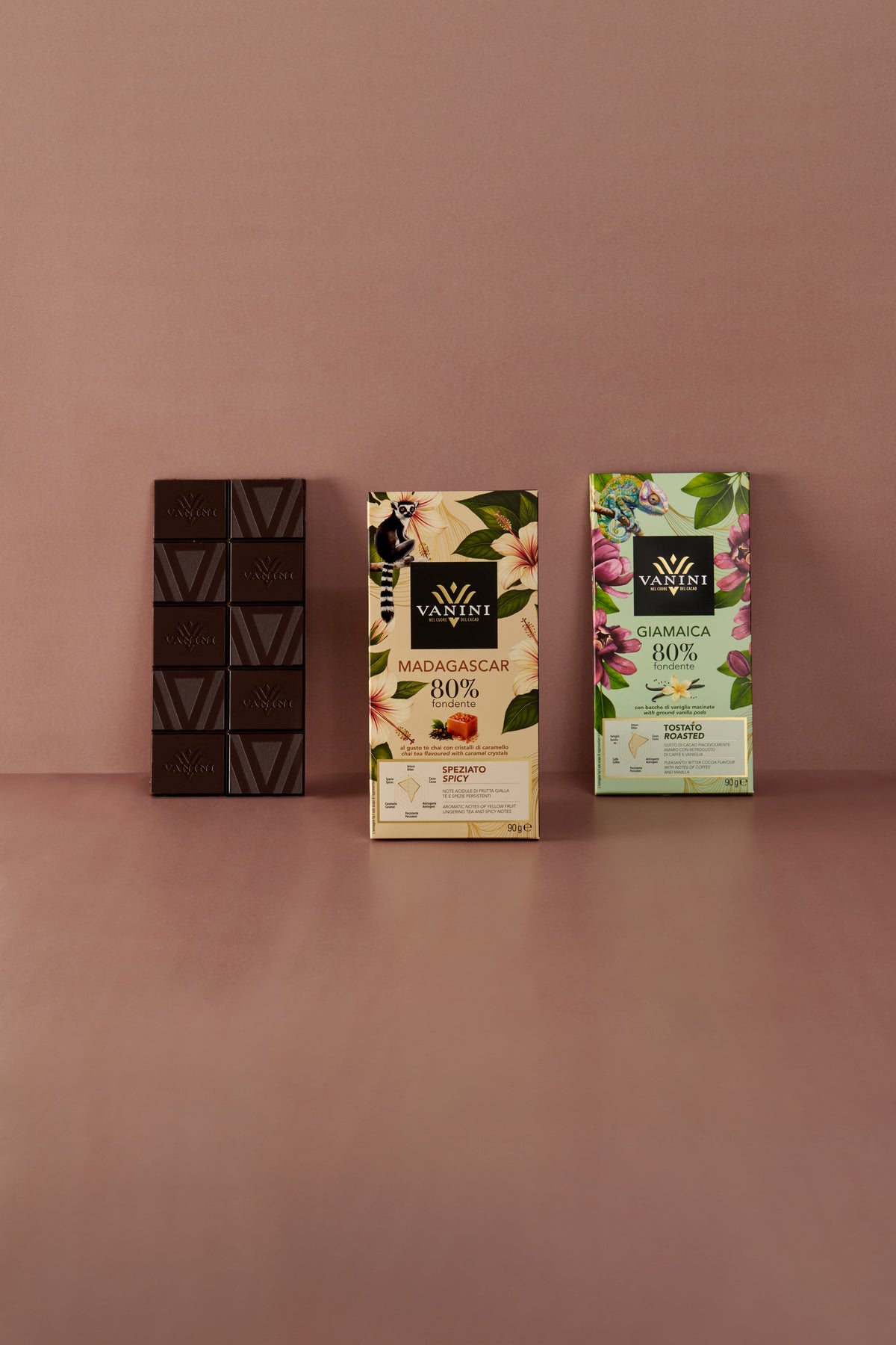 Collezione di tre tavolette Vanini Monorigine 80% fondente provenienti da Ecuador, Madagascar e Giamaica. Le confezioni illustrate richiamano le origini del cacao e i rispettivi profili aromatici: fruttato, speziato e tostato, ad eccezione della tavoletta di cacao proveniente dall'Ecuador che è scartata.