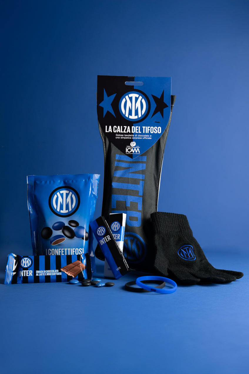 Il Kit del Tifoso Nero Azzurro: Guanti, Confetti e Calza della Befana Inter