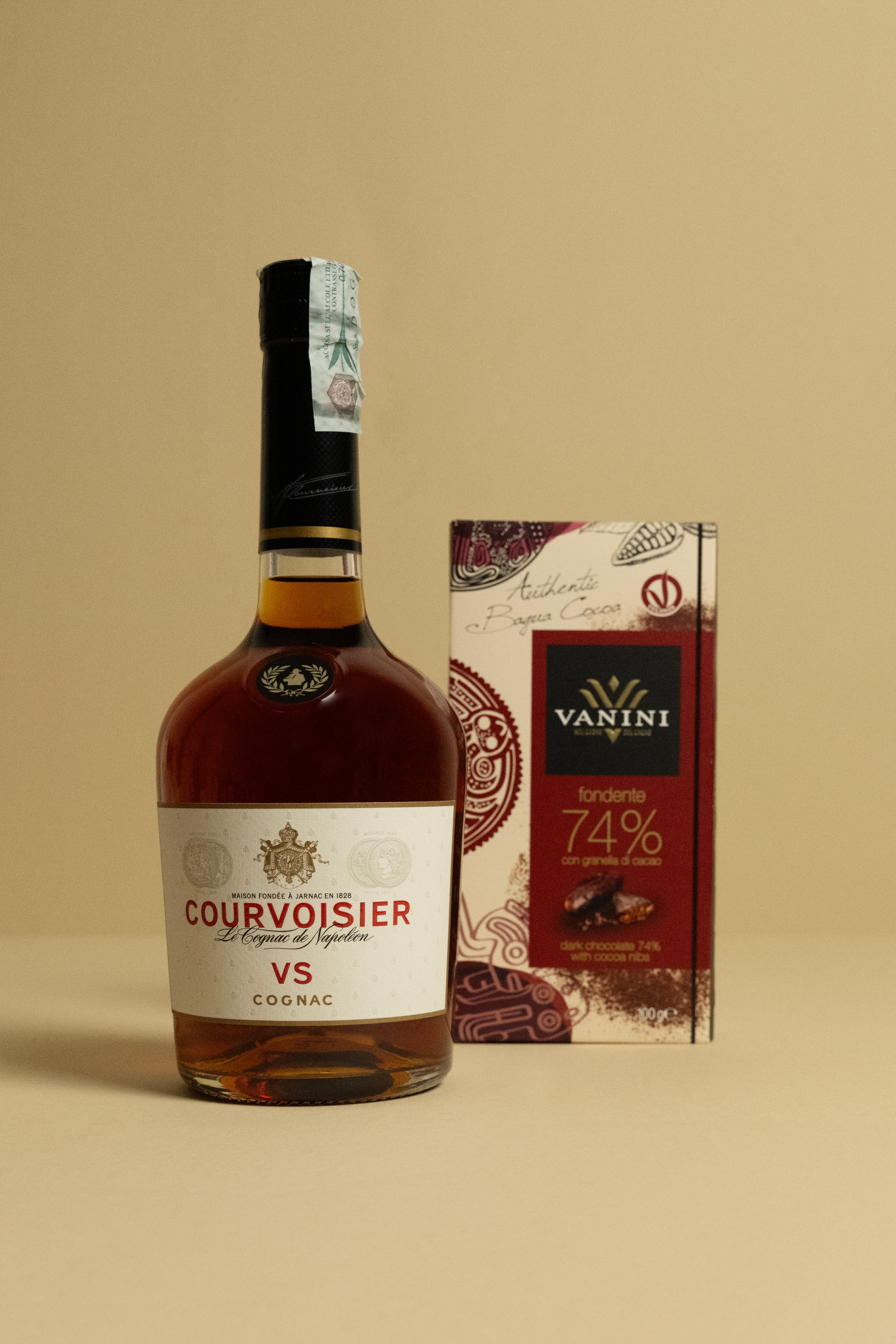 Cognac Courvoisier e Tavoletta Vanini Bagua 74% con granella di cacao