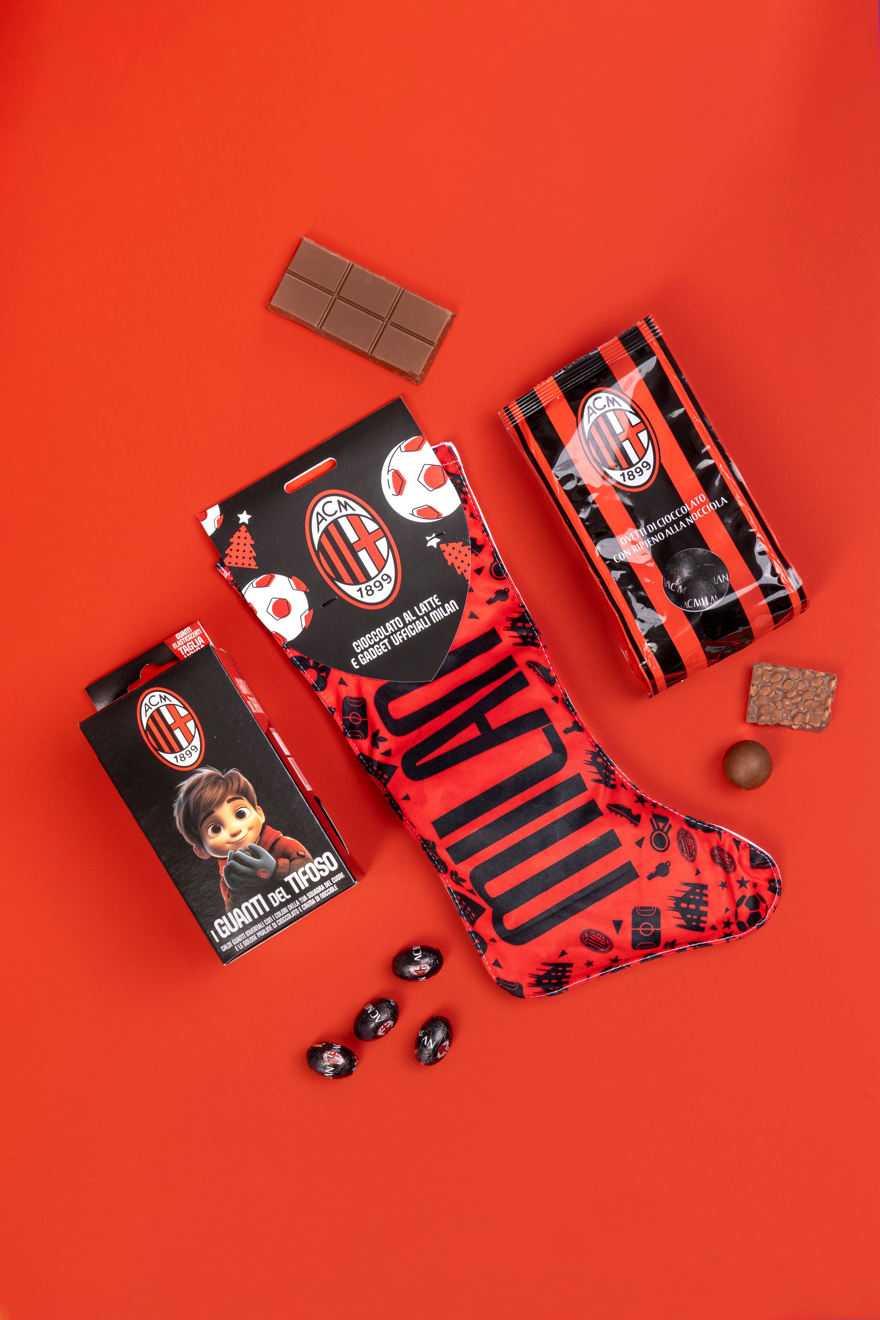 Il Kit del Tifoso Rossonero: Guanti, Confetti e Calza della Befana Milan