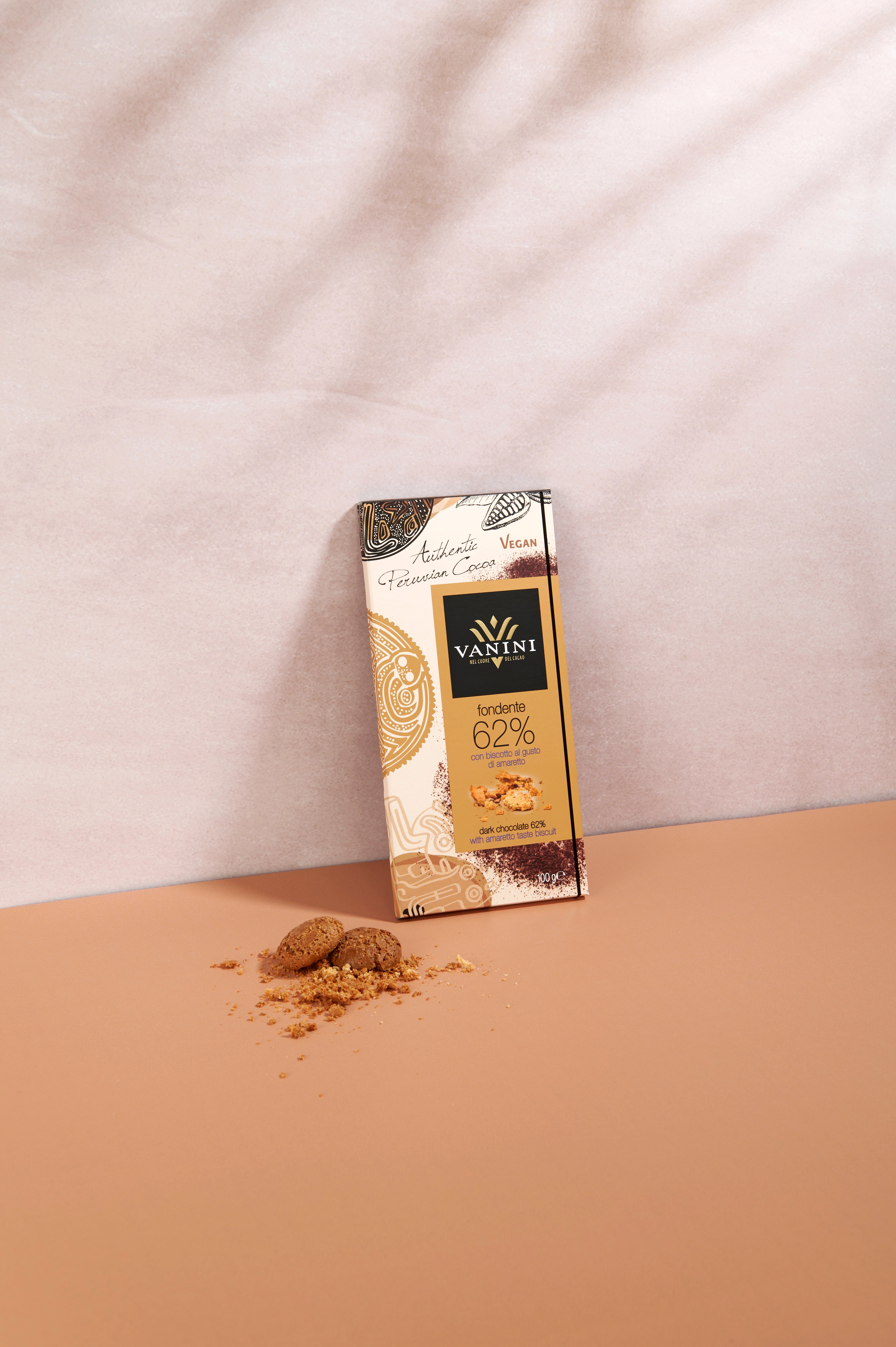 Tavoletta Vanini Monorigine Perù Fondente 62% con biscotto al gusto di amaretto