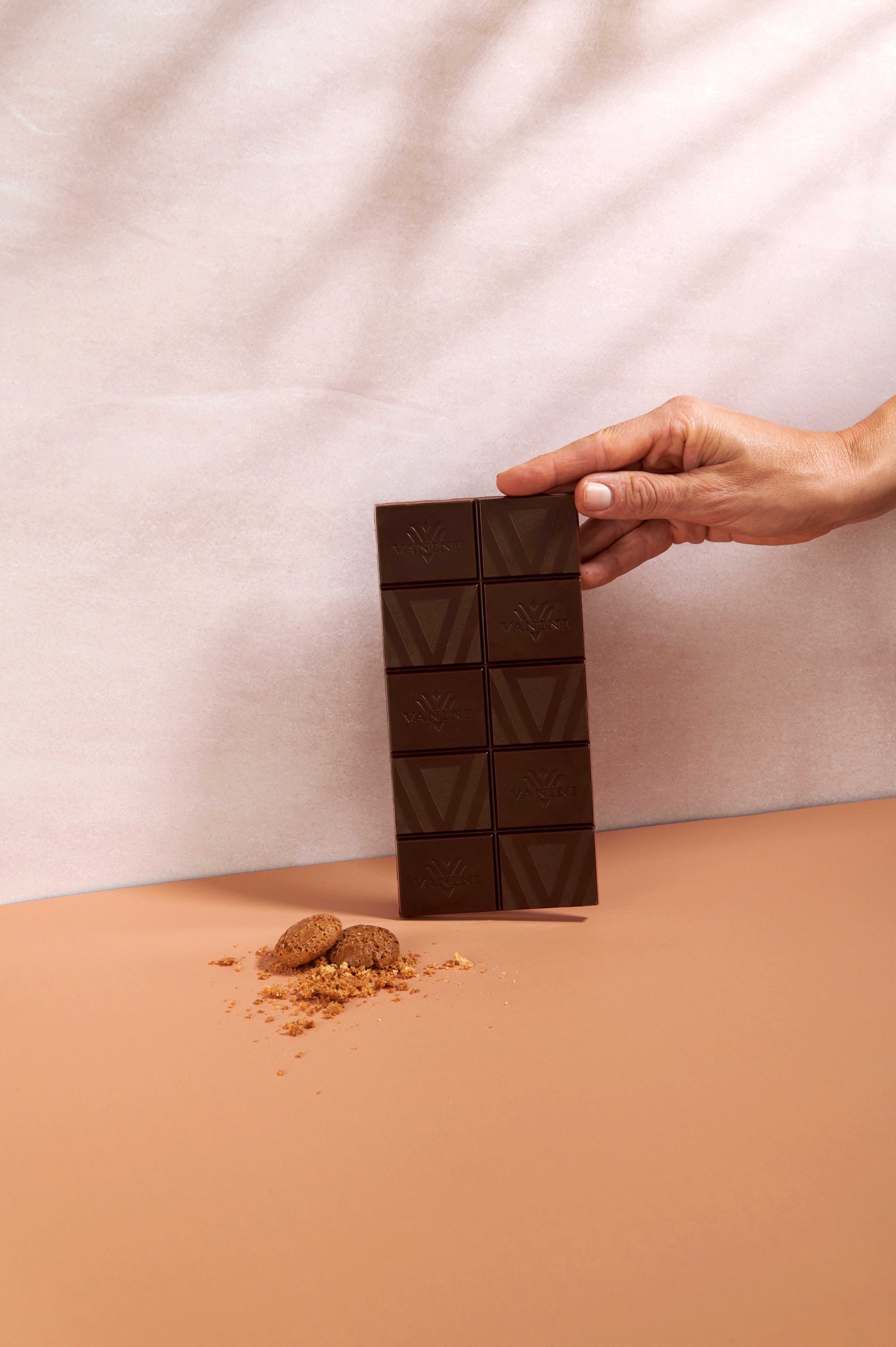 Tavoletta Vanini Monorigine Perù Fondente 62% con biscotto al gusto di amaretto