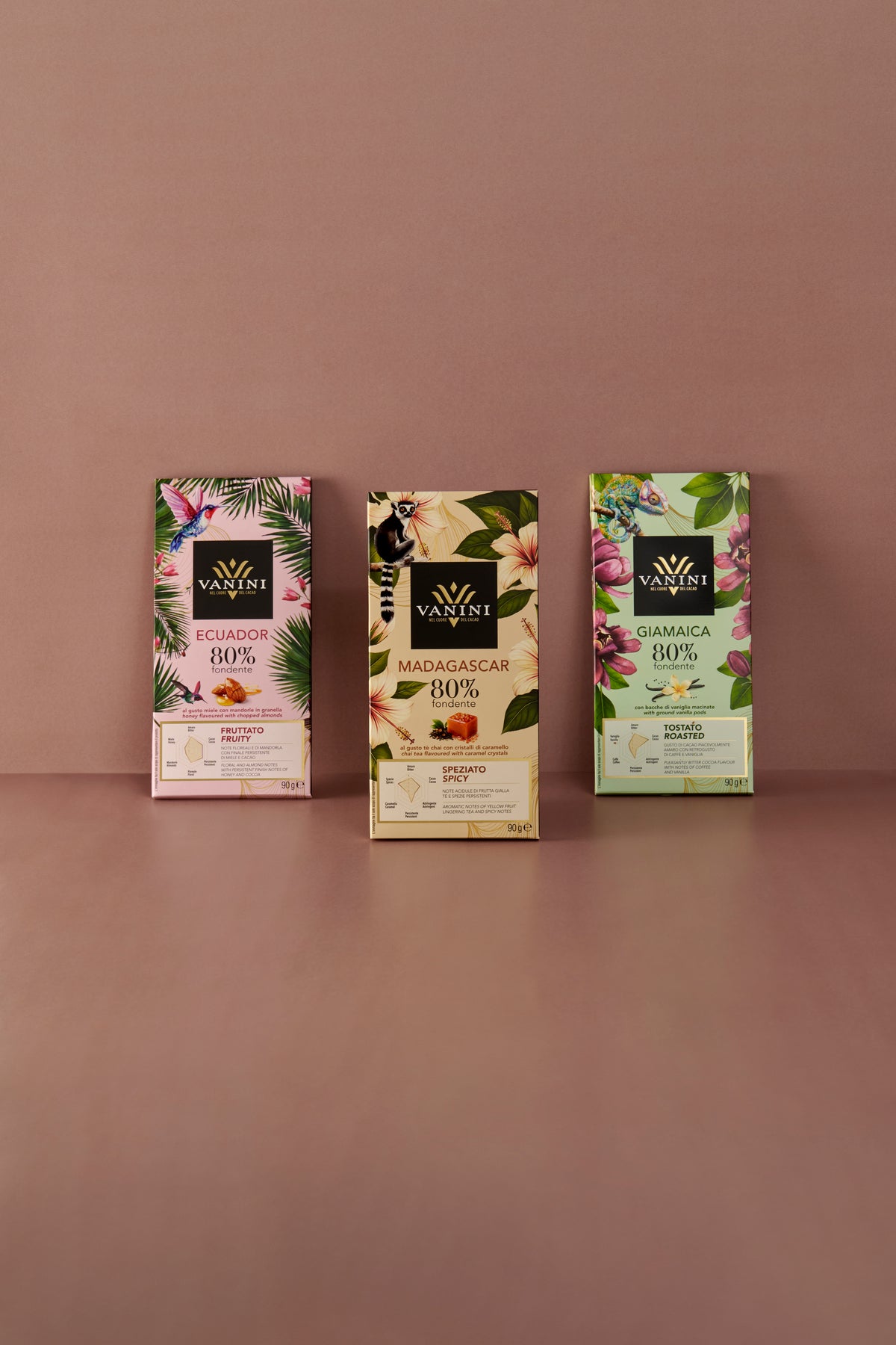 Collezione di tre tavolette Vanini Monorigine 80% fondente provenienti da Ecuador, Madagascar e Giamaica. Le confezioni illustrate richiamano le origini del cacao e i rispettivi profili aromatici: fruttato, speziato e tostato.
