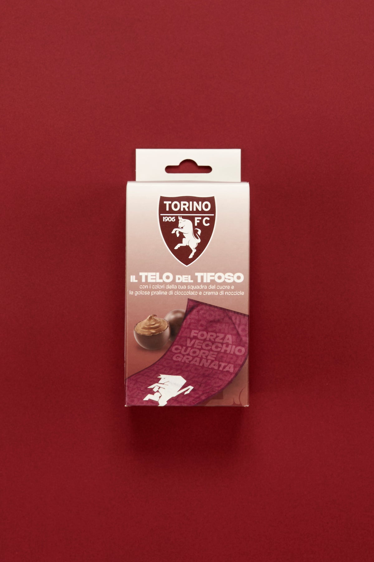Confezione "Il Telo del Tifoso" Torino FC con praline di cioccolato ripiene di crema alla nocciola, fotografata su sfondo granata con dettagli grafici ispirati alla squadra.