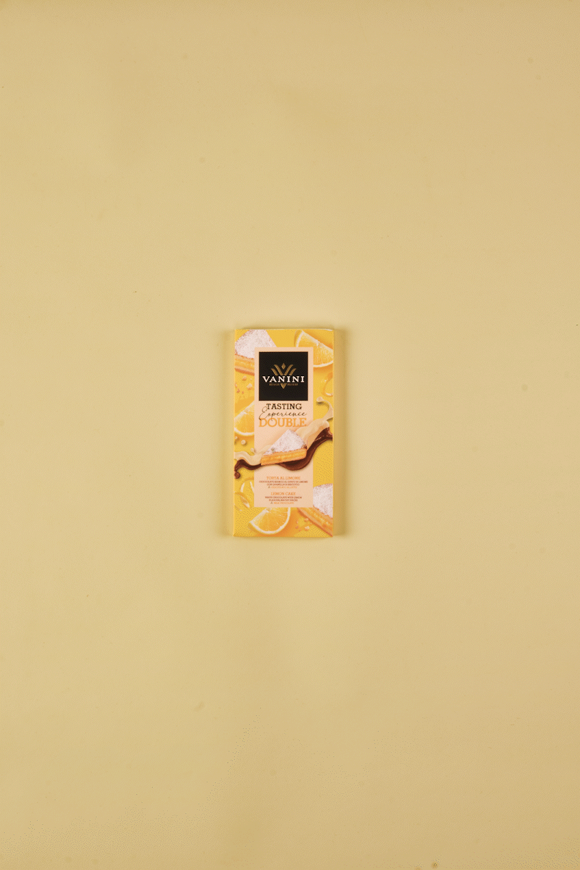 Video in cui la tavoletta di cioccolato si scarta facendo vedere il cioccolato bianco, e poi si divide in pezzi. Tutto accompagnato da fette di torta al limone e scorze di limone